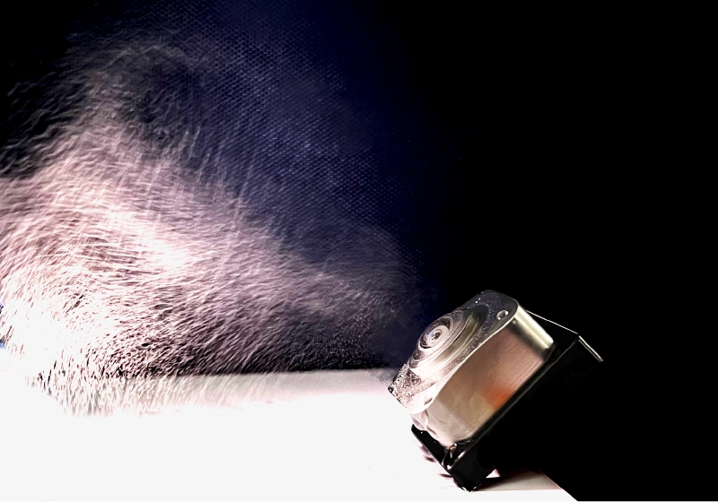 Water droplets on the lens are atomized by ultrasonic vibration